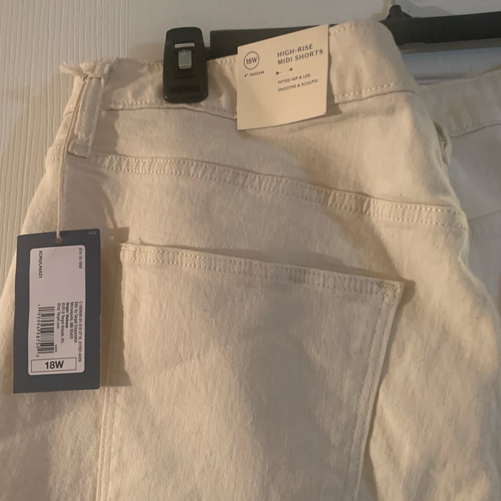 Universal Thread Beige Shorts, Size 18W NWT Never Worn.